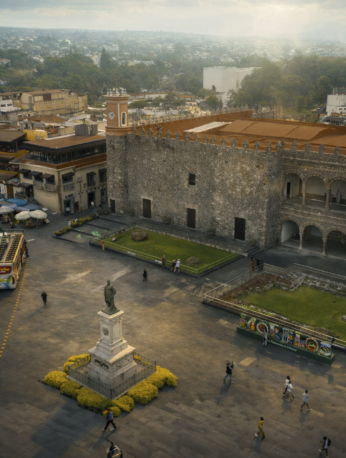 Trabajos de rehabilitación de fachadas en la calle Guerrero del Centro Histórico de Cuernavaca para mejorar la imagen urbana y fortalecer el turismo.
