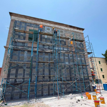Trabajos de rehabilitación y reforzamiento estructural en la futura sede de la Universidad Nacional Rosario Castellanos, ubicada en la antigua Hacienda de Chinameca, Ayala, Morelos.