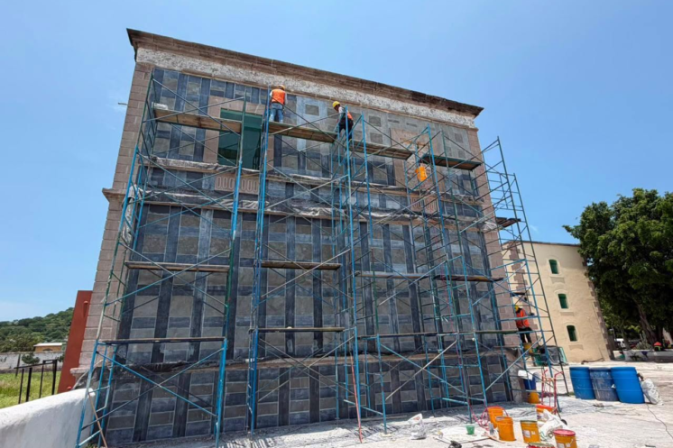 Trabajos de rehabilitación y reforzamiento estructural en la futura sede de la Universidad Nacional Rosario Castellanos, ubicada en la antigua Hacienda de Chinameca, Ayala, Morelos.